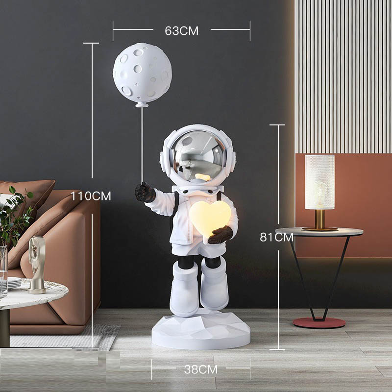 Kích thước tượng phi hành gia ôm trái tim